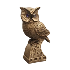 Estátua decorativa de coruja em base de gesso com detalhes texturizados e olhos azuis