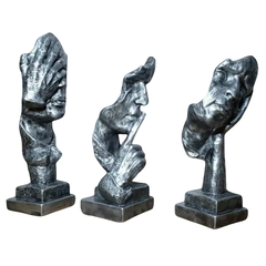 Conjunto de três esculturas decorativas prateadas representando o trio dos pensadores: um cobrindo os olhos, outro cobrindo a boca com o dedo indicador e outro apoiando a cabeça na mão