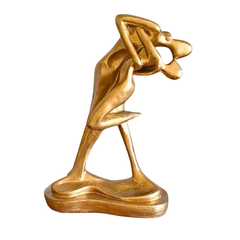 Estatueta dourada em gesso representando casal de almas gêmeas em pose de abraço, com 32cm de altura