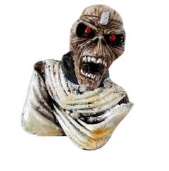 Boneco colecionável do personagem Eddie da banda Iron Maiden, com rosto de caveira e olhos vermelhos, usando faixa branca enrolada no corpo
