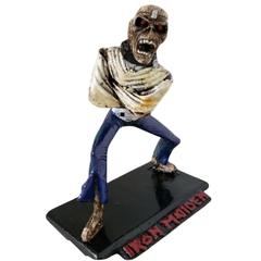 Boneco colecionável do Eddie, mascote da banda Iron Maiden, com visual de múmia em pose agressiva