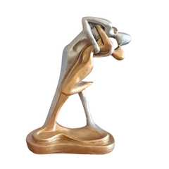 Estatueta decorativa de casal apaixonado com acabamento em prata e dourado