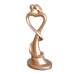 Escultura dourada de casal abstrato formando um coração torcido, feita em gesso, com altura de 30 cm