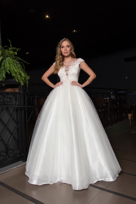 Vestido branco de noiva com detalhes em renda, disponível para locação na unidade de Taguatinga.