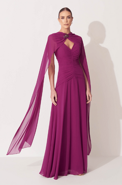 Vestido de festa longo na cor roxa, com drapeado e cape, disponível para locação.