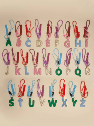 LLAVERO Y CHARM LETRA MULTICOLOR