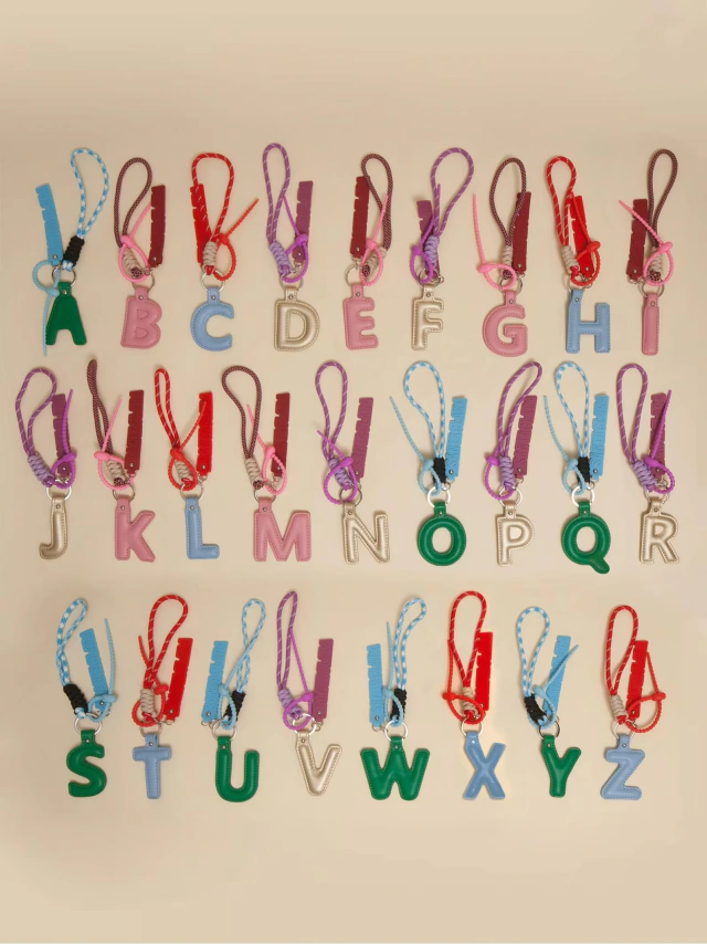 LLAVERO Y CHARM LETRA MULTICOLOR