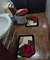 Jogo De Tapete Banheiro 3 Peças Frufru Flor vermelho + Caixa do vaso