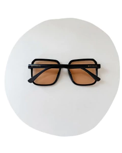 Óculos de sol feminino Eli preto lentes cosméticas - comprar online
