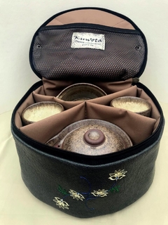 Set de té con filtro realizado en gres y estuche para transportarlo. Color Oscuro