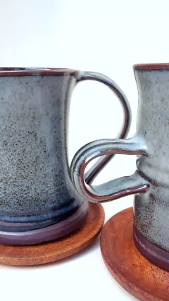 Duo de tazas diferentes con platos de madera torneados - comprar online