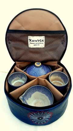 Set de té con estuche azul estrellado.