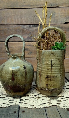 Dúo de piezas ornamentales y utilitarias: Botijo y Canasta