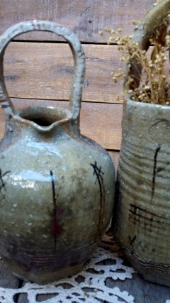 Dúo de piezas ornamentales y utilitarias: Botijo y Canasta - Kuwota/Mado