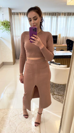 Conjunto cropped e saia midi trico