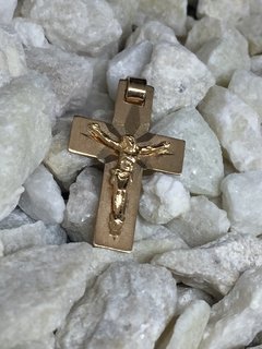Cruz de Oro 18k Faceta (Con Cristo) - comprar online