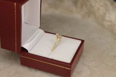 Cintillo Oro 18ktes con Cubic zircón y piedras cruzadas - Joyería Siufi