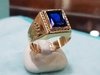 Anillo de caballero de oro 18K con piedra azul con corona