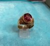 Anillo de caballero de oro 18K con piedra roja oval con corona