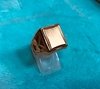 Anillo de caballero oro 18K sello con cuerpo facetado 7,10g