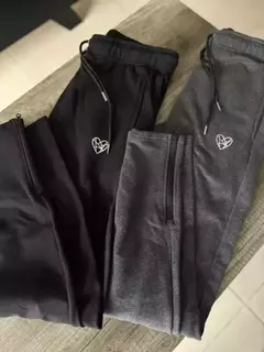 BABUCHA FRISADA CON LOGO Y CIERRES NEGRA - comprar online