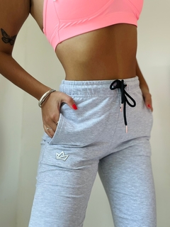 6142. PANTALÓN BABUCHA CON CIERRES Y LOGO GRIS CLARO - comprar online
