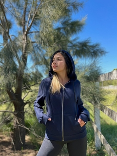 5034P. CAMPERA MICROPOLAR CON CAPUCHA AZUL MARINO - comprar online