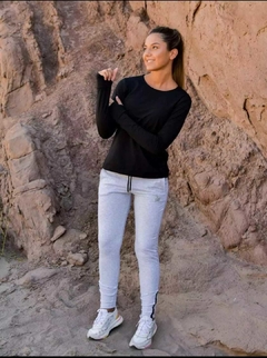 6142. PANTALÓN BABUCHA CON CIERRES Y LOGO GRIS CLARO