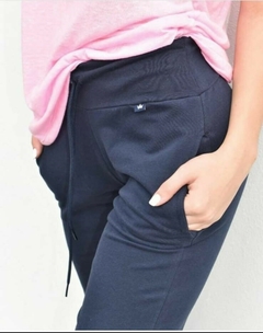 6042R. PANTALON BABUCHA CLASICO CON PUÑO Y CINTURA SIN FRISA AZUL MARINO en internet
