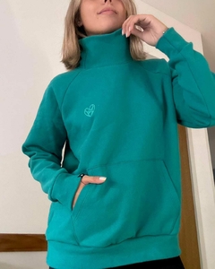 BUZO CUELLO ALTO FRISADO LOGO BORDADO ESMERALDA