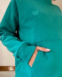 BUZO CUELLO ALTO FRISADO LOGO BORDADO ESMERALDA - comprar online