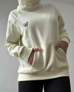 5202 BUZO CUELLO ALTO FRISADO LOGO BORDADO NATURAL en internet