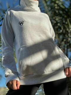 BUZO CUELLO ALTO FRISADO LOGO BORDADO BLANCO MELANGE en internet