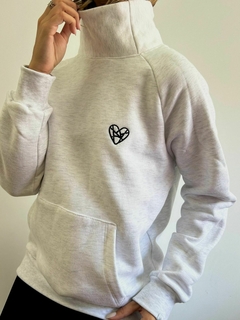 BUZO CUELLO ALTO FRISADO LOGO BORDADO BLANCO MELANGE