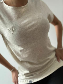 REMERA MANGA CORTA CON LOGO BORDADO BEIGE MELANGE