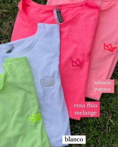 REMERA MANGA CORTA LOGO BORDADO SALMON PAPAYA - comprar online