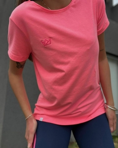 REMERA MANGA CORTA CON LOGO BORDADO ROSA FLUO MELANGE