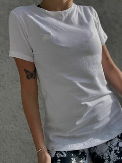 REMERA MANGA CORTA LOGO BORDADO BLANCA en internet