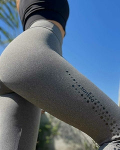 CALZA CON ESTAMPA ENGOMADA EN AMBAS PIERNAS Y CIERRES EN LOS TOBILLOS GRIS