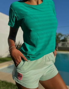 REMERA MANGA CORTA MICROFIBRA CALADA CON CUELLO VERDE MENTOL