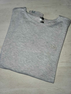3280. REMERA MANGA LARGA CON LOGO BORDADO GRIS MELANGE - comprar online