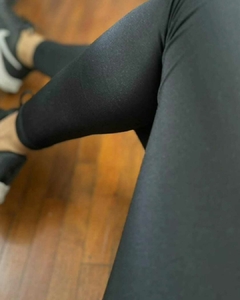 4081T. CALZA DEPORTIVA CON FRISA TERMICA NEGRA en internet