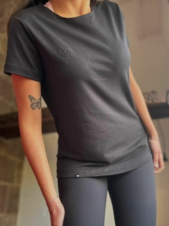 REMERA MANGA CORTA CON LOGO BORDADO NEGRA