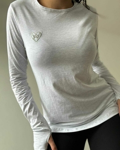 3280. REMERA MANGA LARGA CON LOGO BORDADO WHITE MELANGE - comprar online