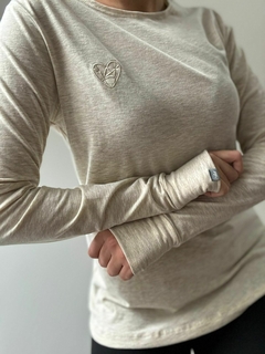 3280. REMERA MANGA LARGA CON LOGO BORDADO BEIGE Y GRIS MELANGE
