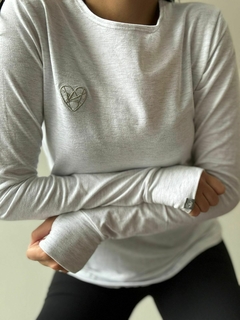 3280. REMERA MANGA LARGA CON LOGO BORDADO WHITE MELANGE - comprar online