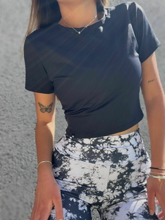 REMERA MANGA CORTA MICROFIBRA CORTA NEGRA