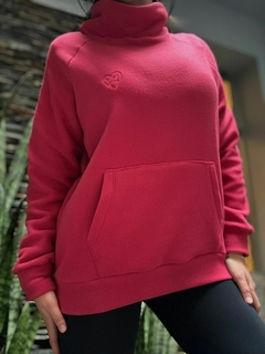 BUZO MICROPOLAR CON CUELLO ALTO Y LOGO BORDADO TOMATE
