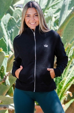 CAMPERA MICROPOLAR SIN CAPUCHA LOGO BORDADO NEGRA
