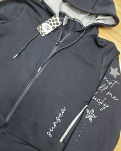 CAMPERA FRISADA CON BORDADOS EN MANGA Y APLIQUES EN STRASS NEGRA